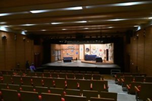 客席後方から観た舞台。