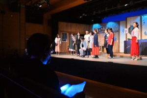 場当たり。舞台と台本を確認する高橋さん。