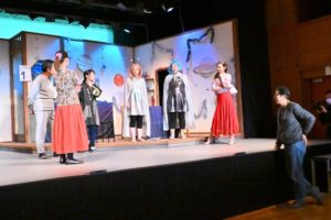 場当たり。団長もステージに駆け寄り、なにやら思案中。