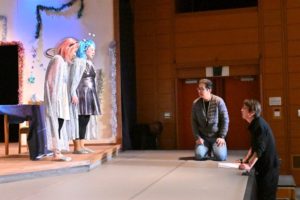 場当たり。 舞台上のシルバーの衣裳を着た二人と話す、舞台監督の高橋さん、団長。