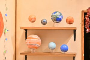 舞台セットに飾られた惑星（球体）