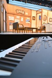 ピアノ越しに舞台を望む