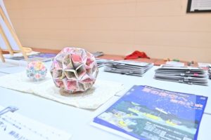 受付ロビーに置かれたパンフレット。手まり風の手作りの飾り。