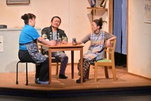 事務所で缶ビールを飲んでいる、 山下、良蔵、美保