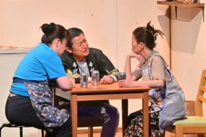 缶ビールを飲んでいる、 山下、良蔵、美保