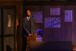 玄関。見知らぬ男です。