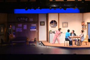 玄関の方を指差し、事務所に入って来たゆかり