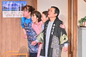 ポカーンと口を開けた表情の、良蔵、美保、ゆかり、山下