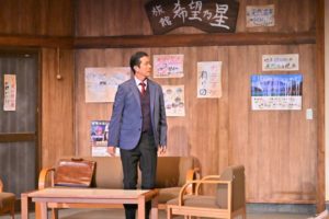 何かを探している木島。