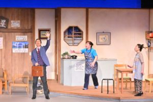 驚いた表情で手を挙げる木島。山下、美保。