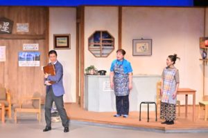 鞄を抱える木島。山下、美保。