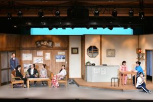 ロビーに木島、治子、良蔵、美保、里美。事務所にゆかり、山下。本を読んでいる蛍。