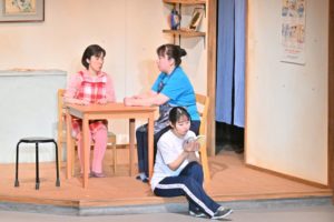 ゆかり、山下。蛍は本を読んでいる。