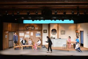 話をする治子。 木島、良蔵、美保、里美。ゆかり、山下。本を読んでいる蛍。