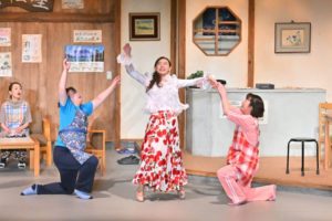 山下、ゆかりの手を振り払う里美。その様子を見ている美保。