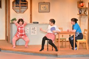 （角のように）人差し指を頭に立てるゆかり、田端、山下。