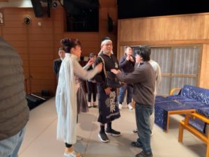 舞台中央に集まってきたみんな。