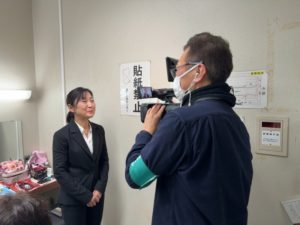 インタビューを受けるあやみさん。