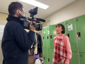 インタビューを受ける美佳ちゃん。