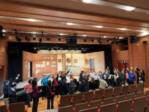 受付スタッフの皆様と、劇団メンバーとで、気合いれの１、２、３、ダァー！