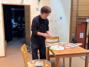 舞台の装飾準備中の高橋さん