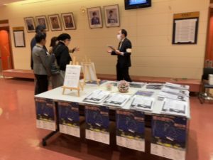 受付スタッフさんに説明をするリーダーの笠松さん。