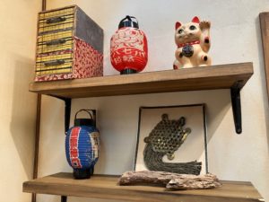 招き猫や、提灯などの飾り。