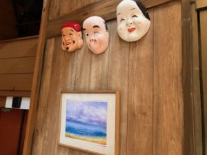 壁に飾られたお面、絵画。