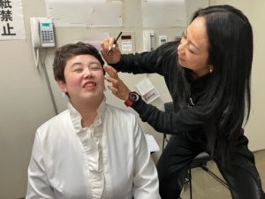 ゲネ、本番前に、 けいちゃんに、メイクをしてもらうアマティー。