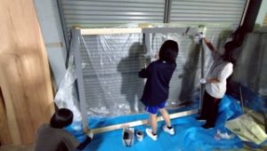 大道具の窓枠に色を塗ってくださる参加者の方