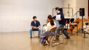 参加者の方へ演技指導する団長