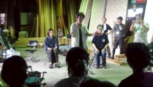 大道具ワークショップ　参加者の方に舞台裏についてお話をする高橋さん