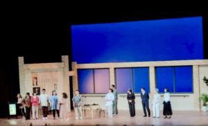 舞台写真 ラストシーン繁盛する門出