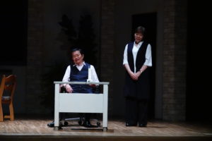 舞台写真　社長村川と岸本