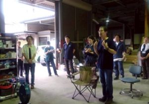 大道具ワークショップでにこやかにお話をする団長