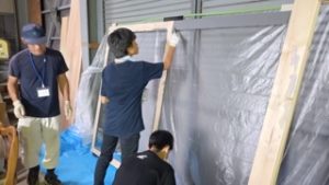 大道具の窓枠に色を塗ってくださる参加者の方