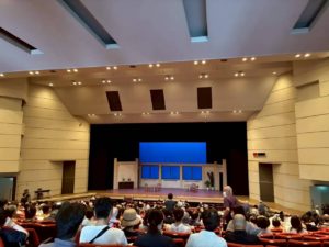 開演を待つお客様たち 客席の後ろからの写真