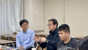 真剣な表情で語り合うボイス・エマノンさんと団長