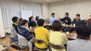 ボイス・エマノンさんを囲んで、メンバーとの懇親会