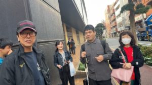 劇場入り口に到着した団長・あやみさん・イクシー・みっちゃん