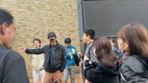 劇場搬入口に向かう団長とメンバーたち