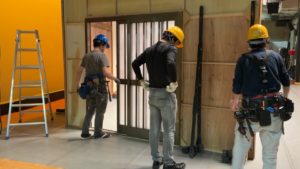 ガチ袋を腰にさっそうと道具建てをする堀越さんと高橋さん。補佐する橘田君