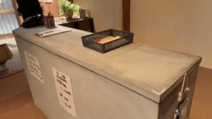 旅館ロビーの受付カウンター　電話や宿帳等が置いてあります。
