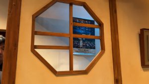 客席からはほぼ見えないかもしれないところにも美術の三井さんのこだわりが！階段欄間から覗く壁のポスター