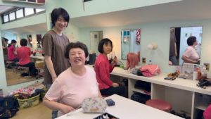 楽屋でにこやかに談笑するオニたん・アマティ・美佳ちゃん