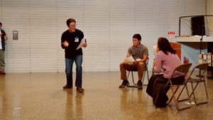 参加者の方へ演技指導する団長