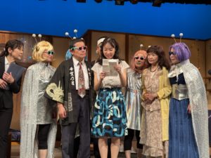 ラストシーン近く。里美から蛍に届いた手紙をみんなで読んでいるところ