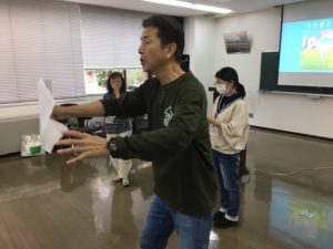 参加者の方へ演技指導する団長