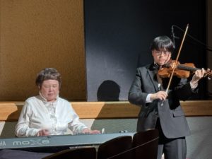 ピアノ演奏のアマティとヴァイオリン演奏のカブちゃん