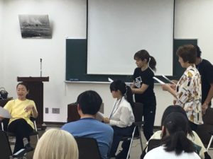 参加者の方へ演技アドバイスする千秋ちゃん